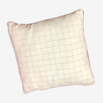 Coussin lin beige motif à carreaux passepoil rose brillant