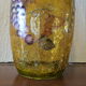 Vase en verre jaune, peinture craquelée, motifs raisins