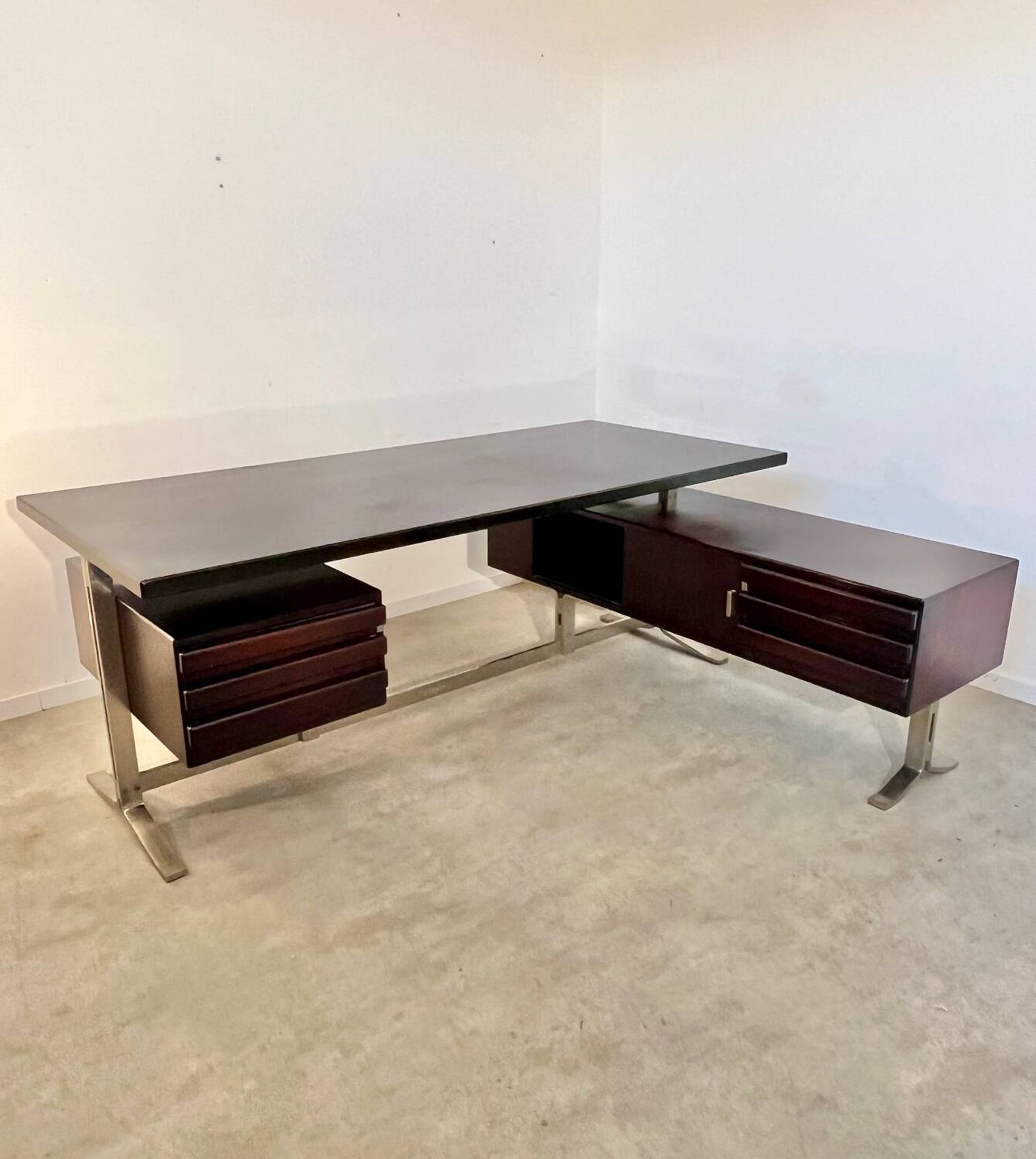 Vintage president corner desk in rosewood design by Gianni Moscatelli vintage