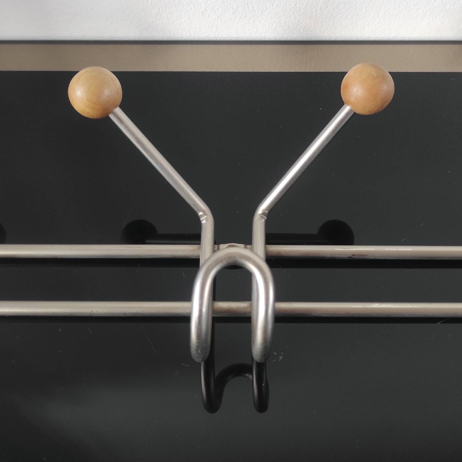Vintage wall coat rack in brushed metal with wooden balls – Year design