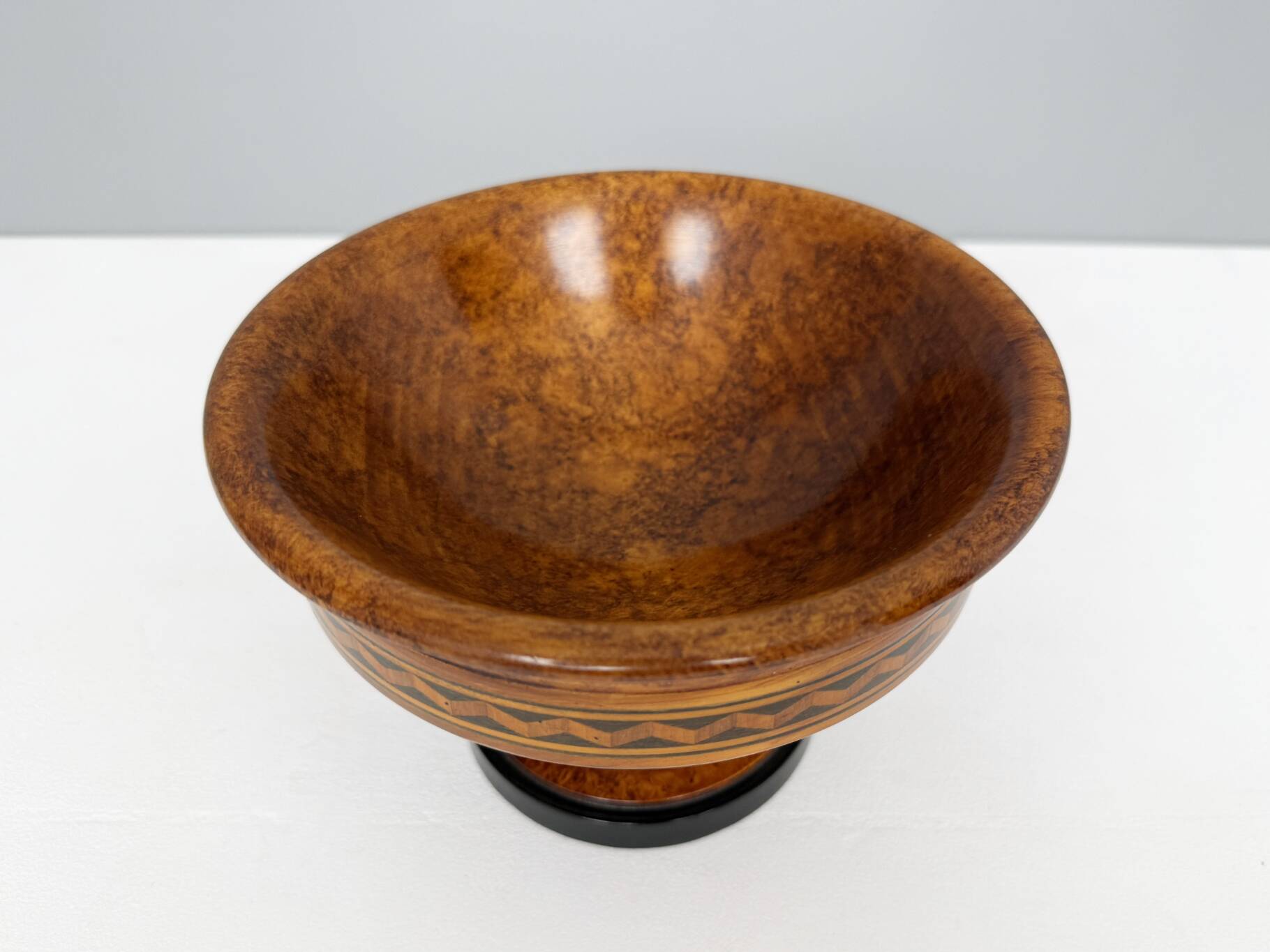 Grand Tour bowl with pedestal made of veined beech, inlays, England, 19th century