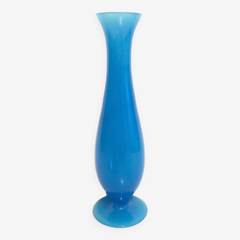 Vase à pied en opaline bleu