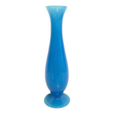 Vase à pied en opaline bleu
