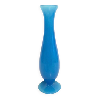 Vase à pied en opaline bleu