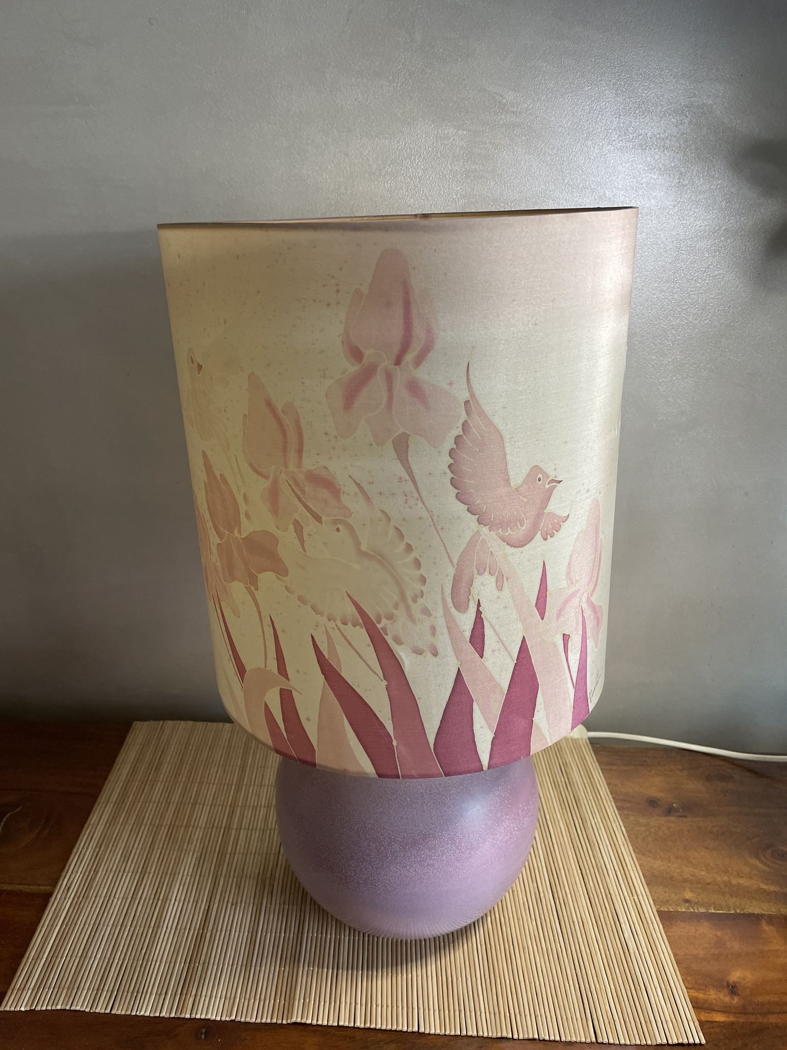 Lampe céramique lilas décor iris et oiseaux