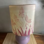 Lampe céramique lilas décor iris et oiseaux