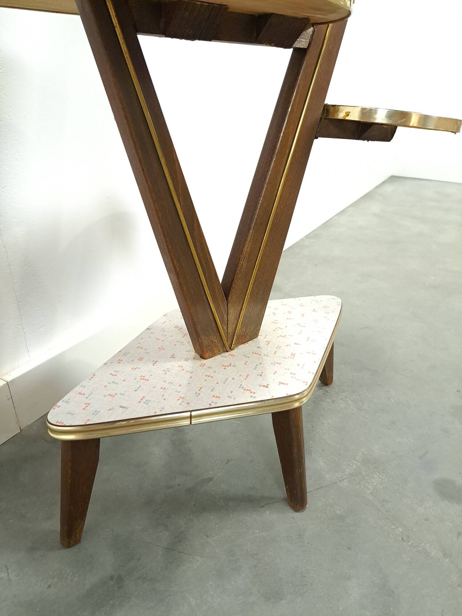 Hoge vintage plantentafel met messing en formica, plantenrek