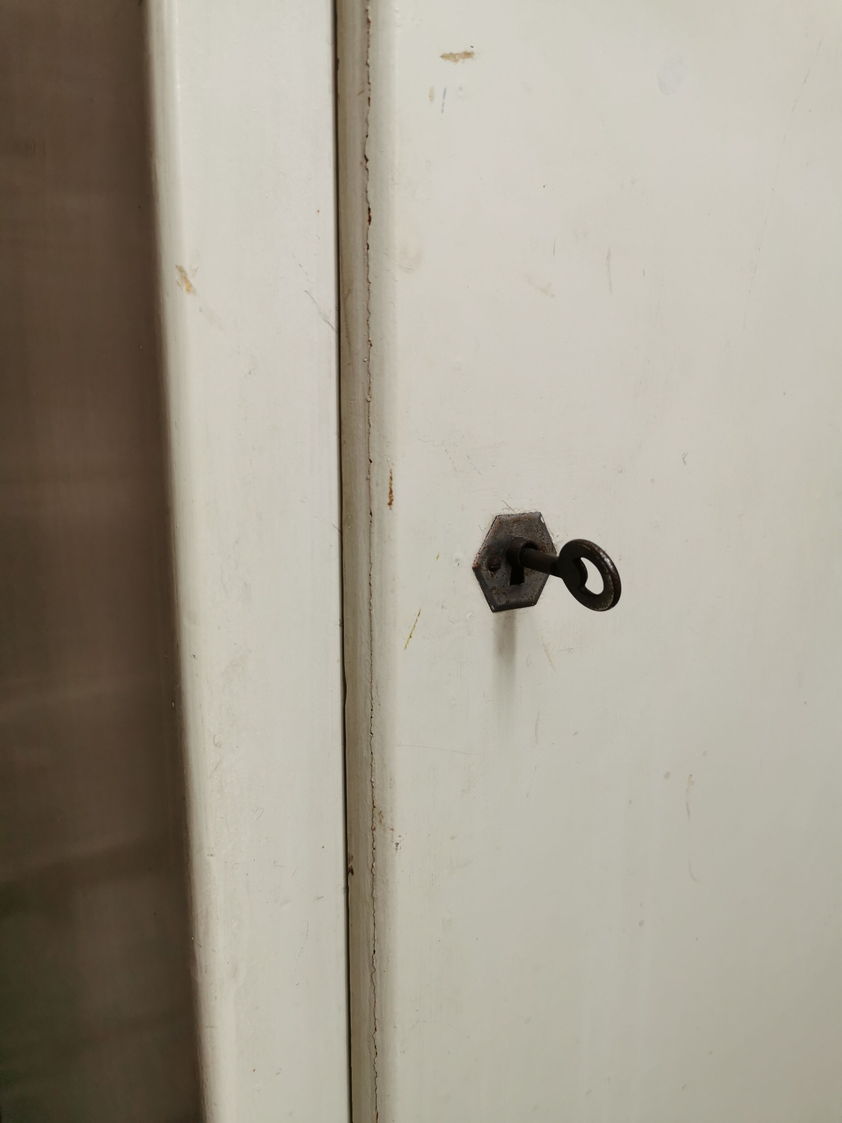 Wardrobe a vintage off-white door