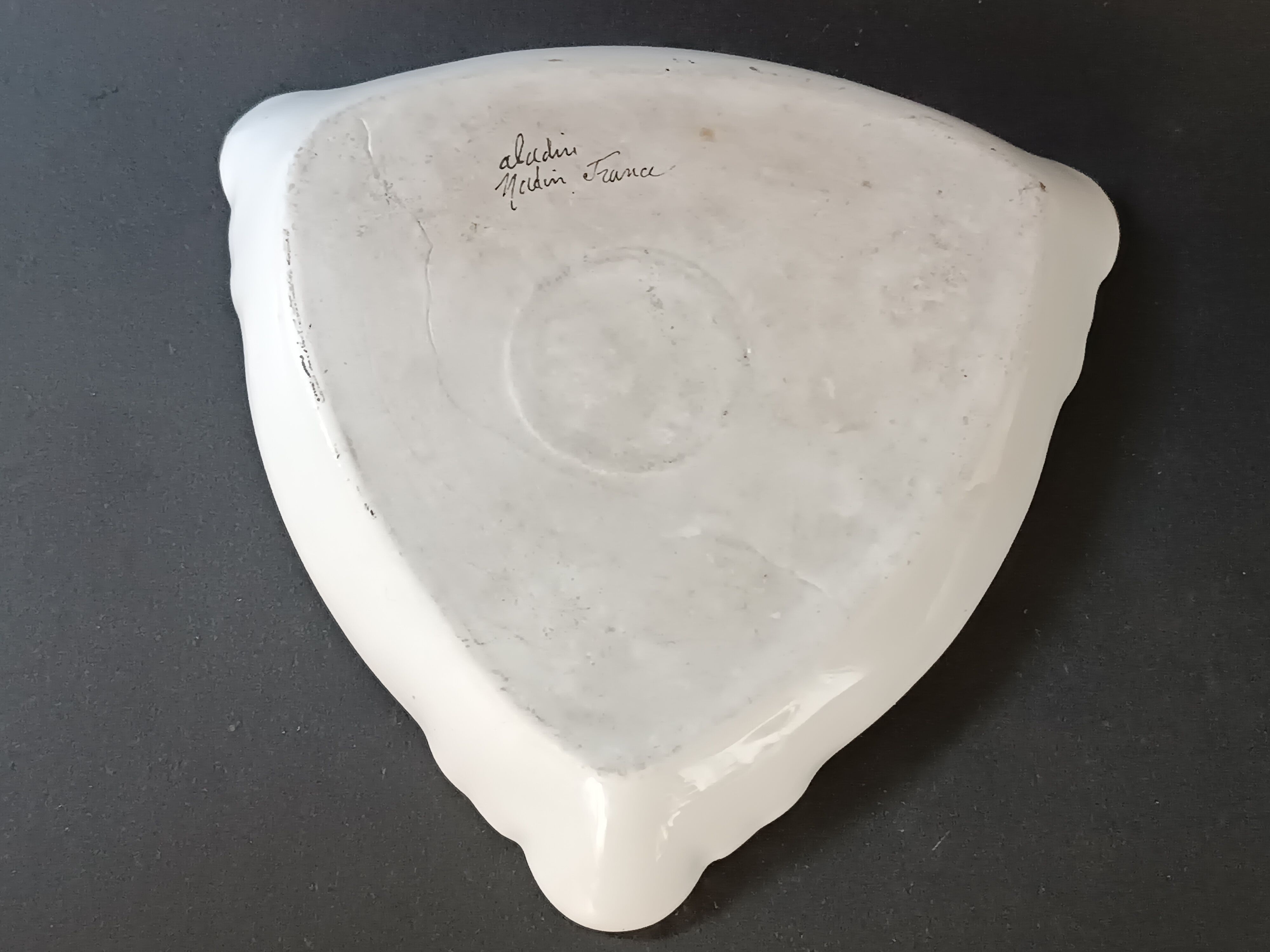 Ceramic catchall with floral Art Deco Aladdin design