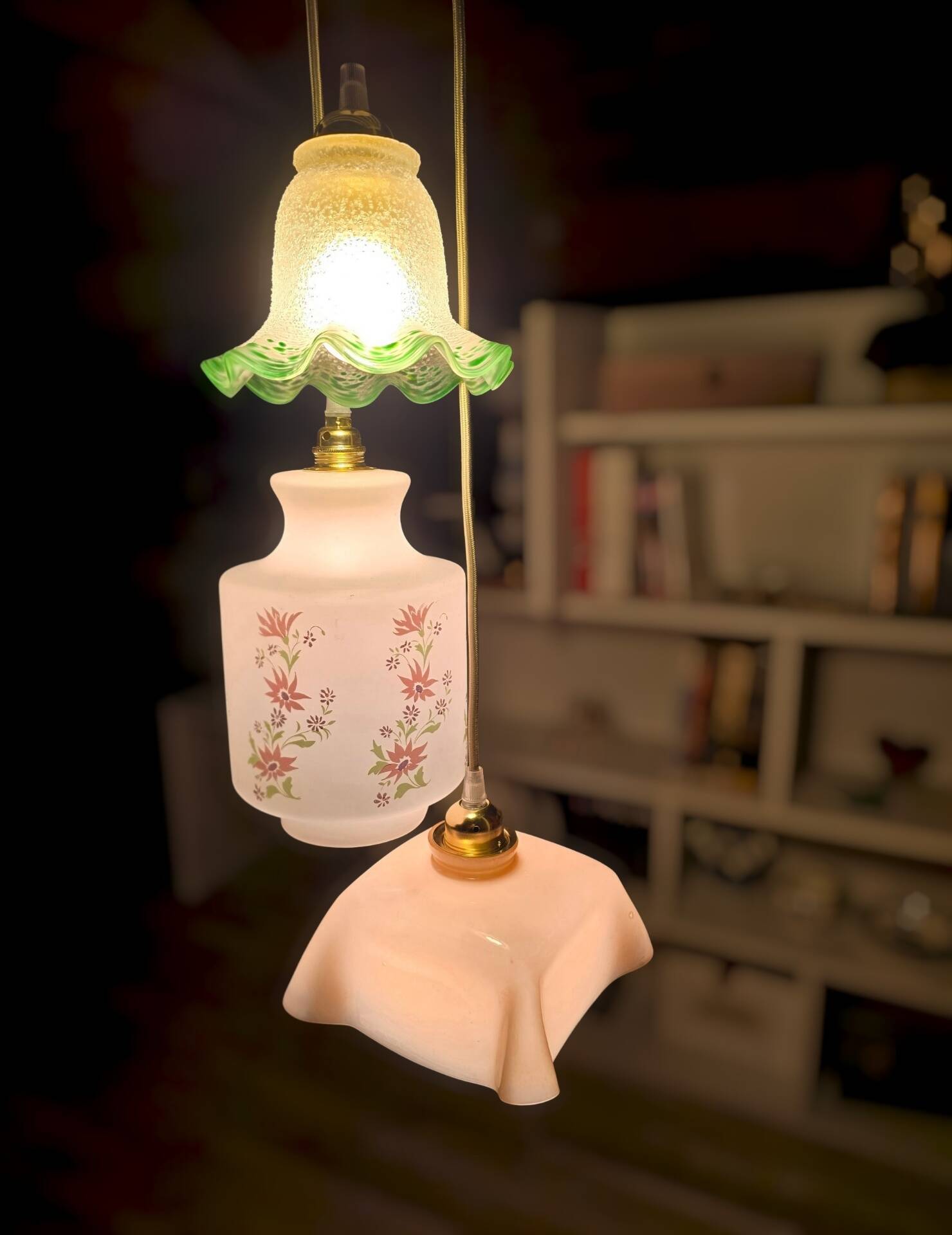 Vintage 3-light suspension, glass and opaline.