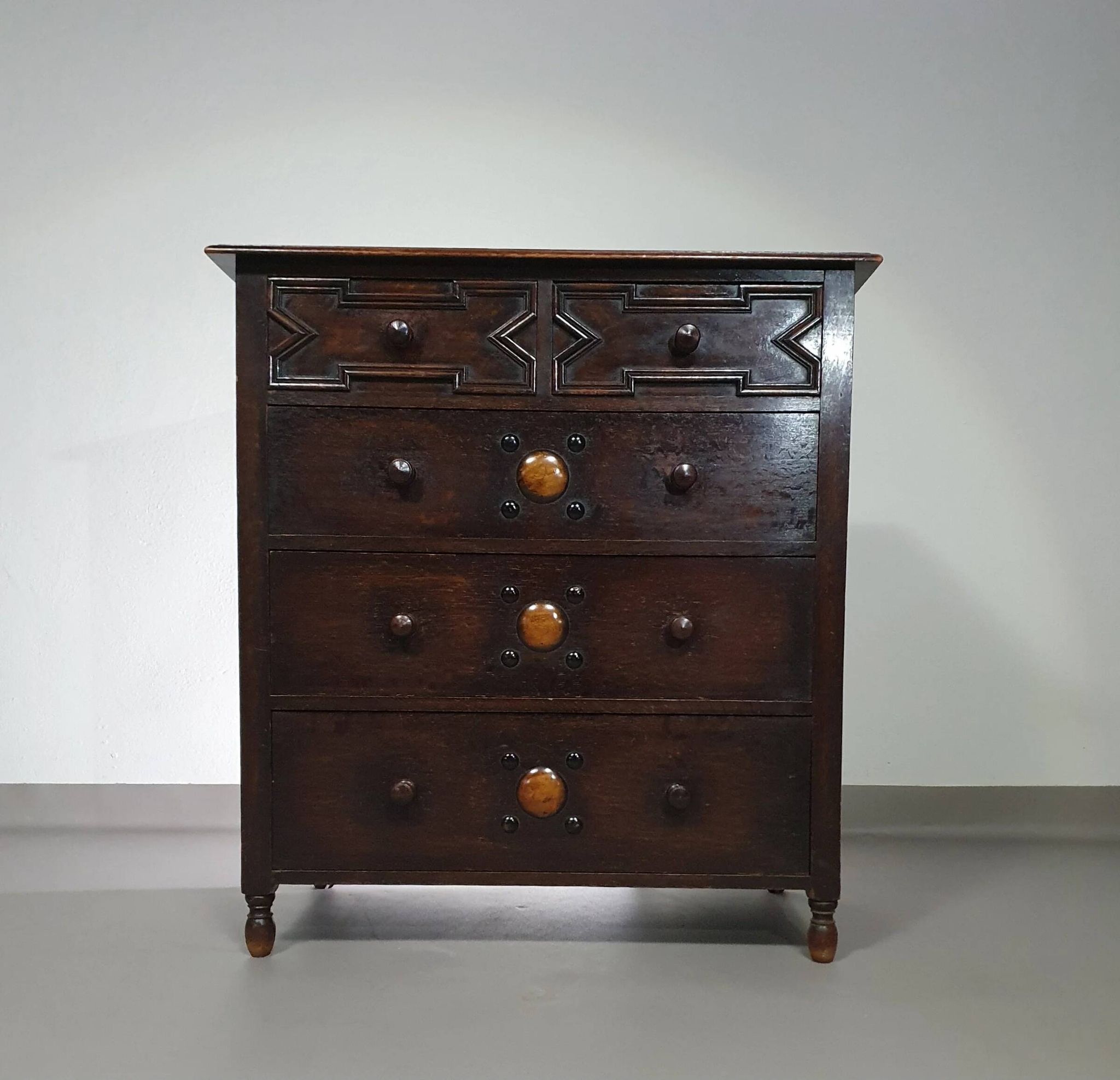 Particularly cool English chest of drawers. Dated (Charles 2 era). Made of solid oak with beautiful patina.