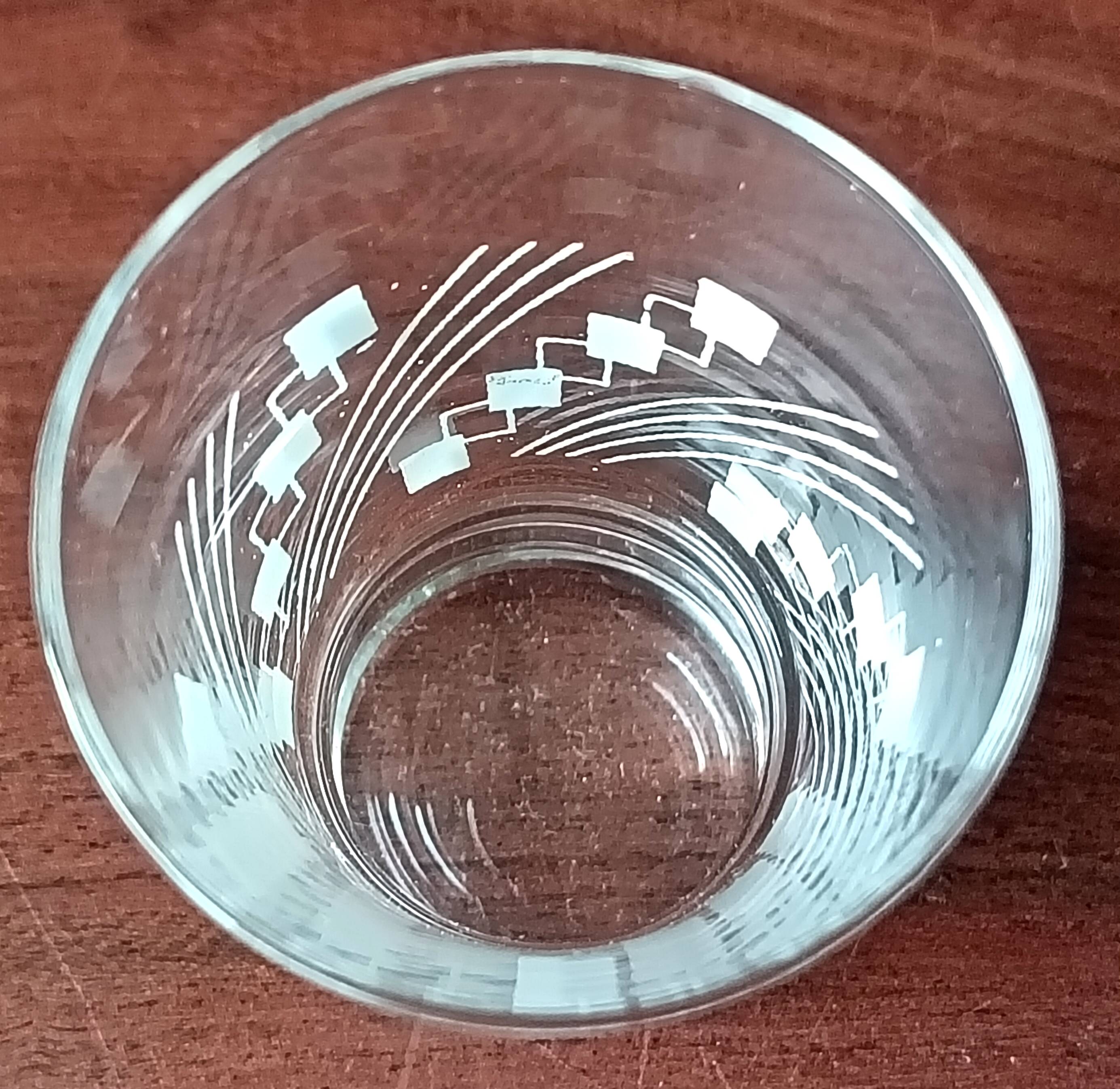 6 glasses 11 cl with vintage 1950 geometric patterns in white, France.