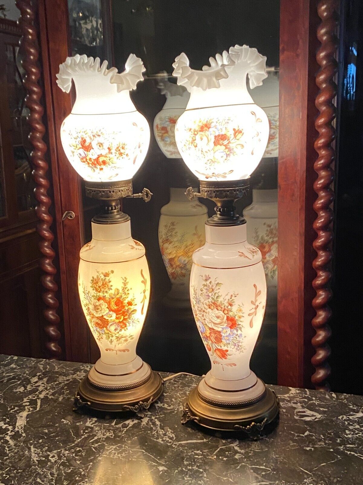 Paire de lampes en opaline blanche à décor floral
