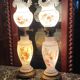 Paire de lampes en opaline blanche à décor floral