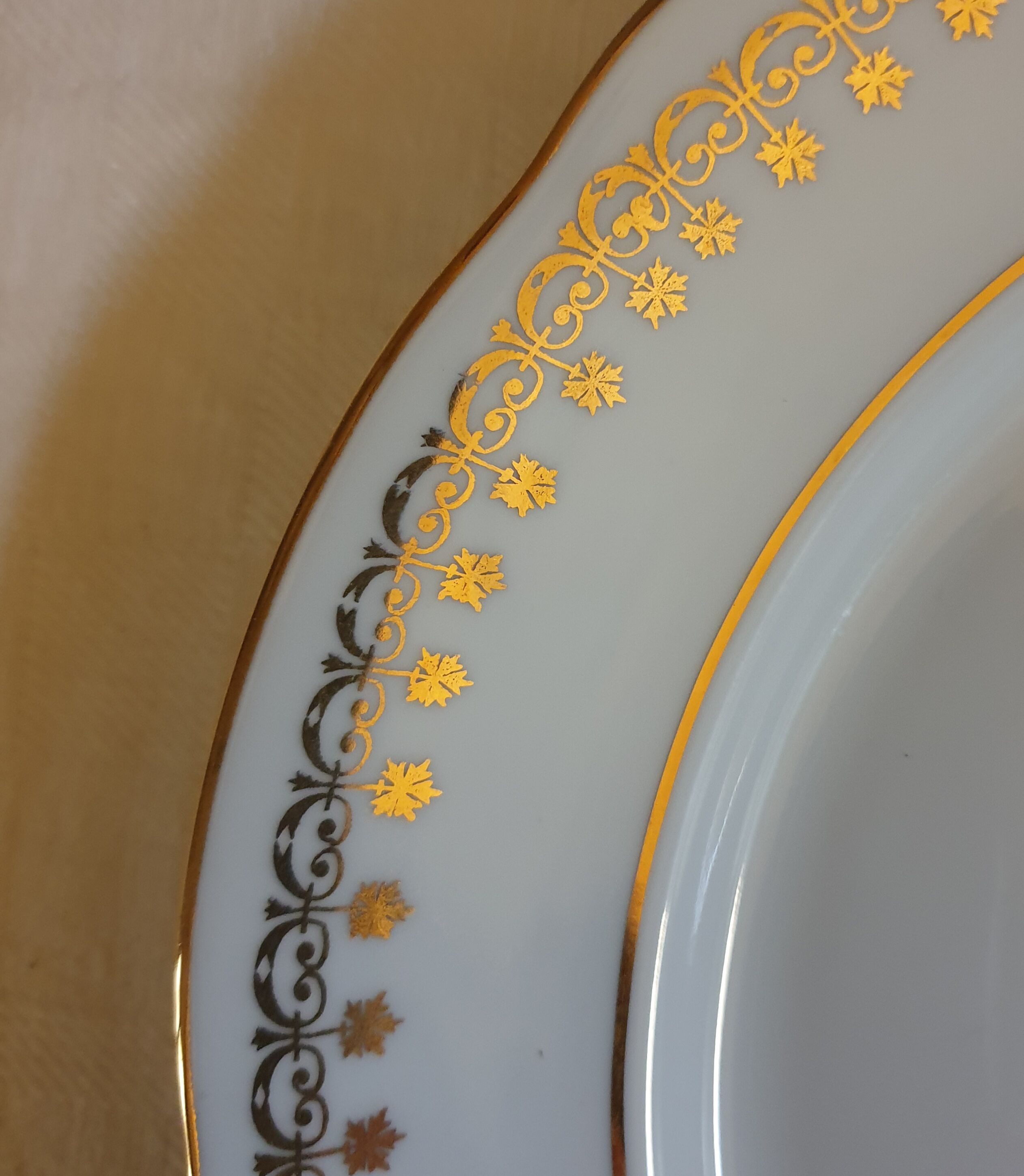 Suite of 14 flat plates golden white porcelain