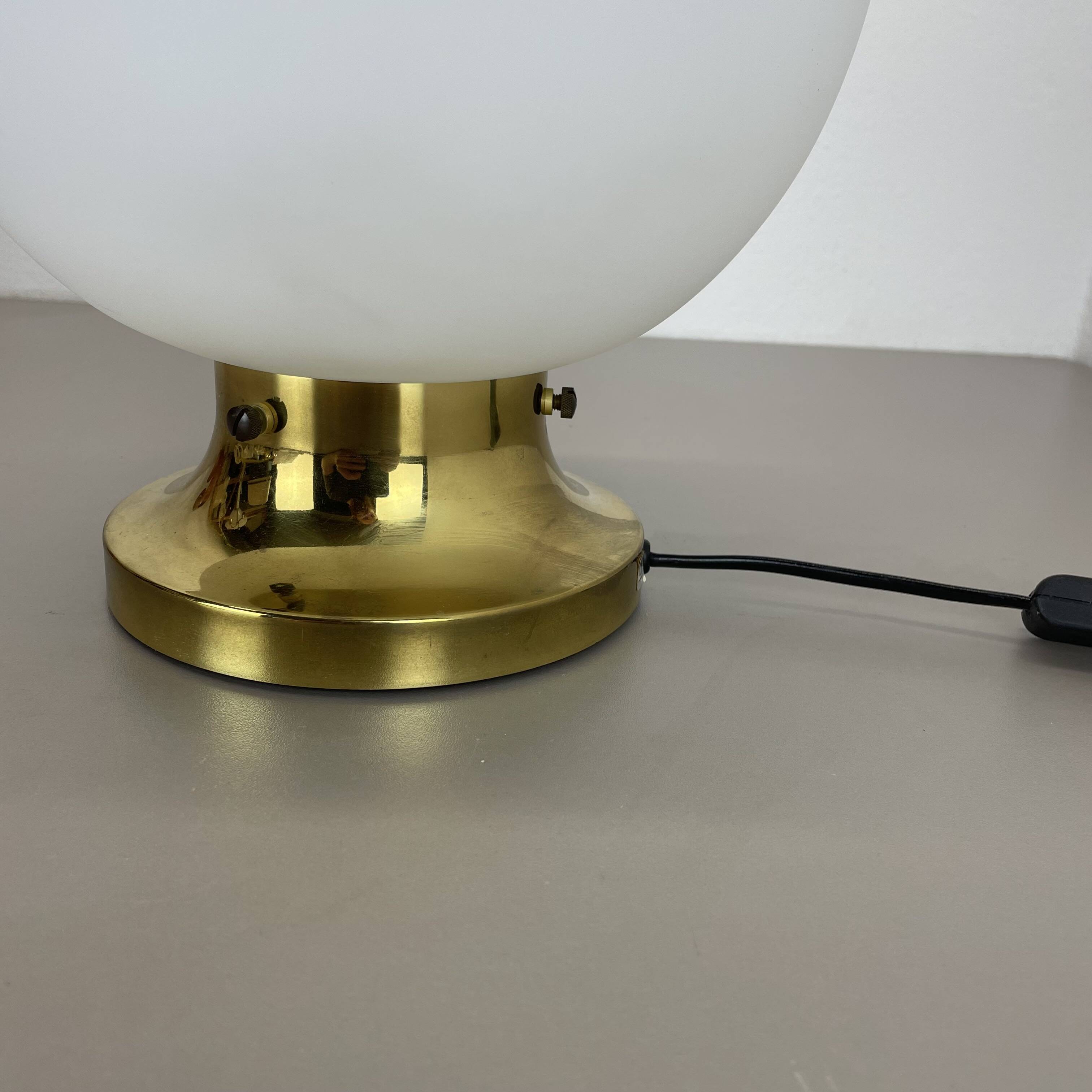 Grande lampe de table en verre « ball » fabriquée par glashütte limburg, allemagne, années 1970