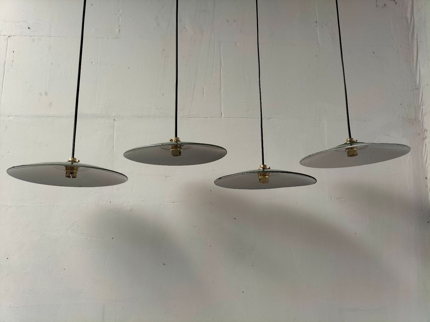 Suspensions in enamelled sheets