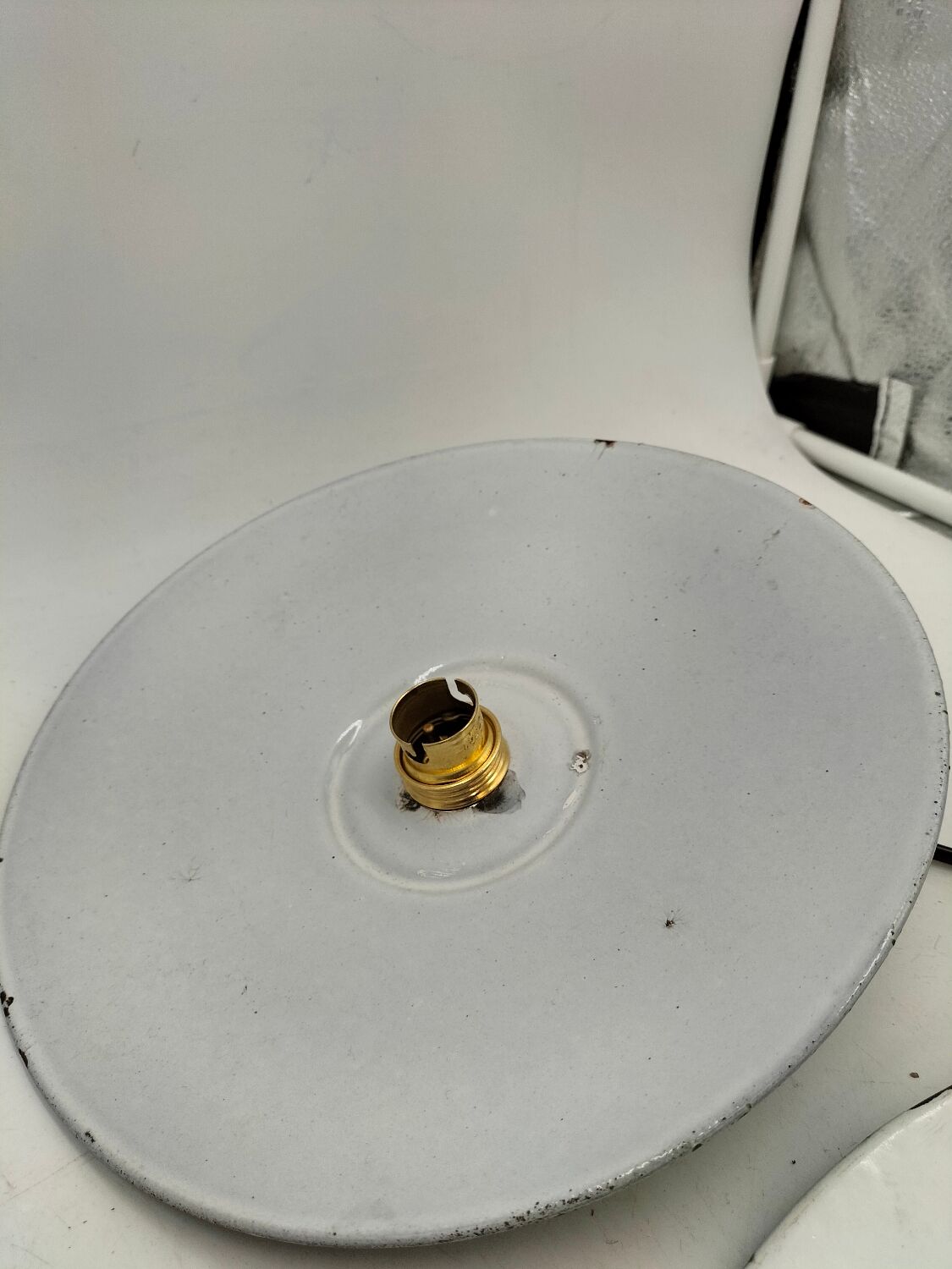 Suspensions in enamelled sheets