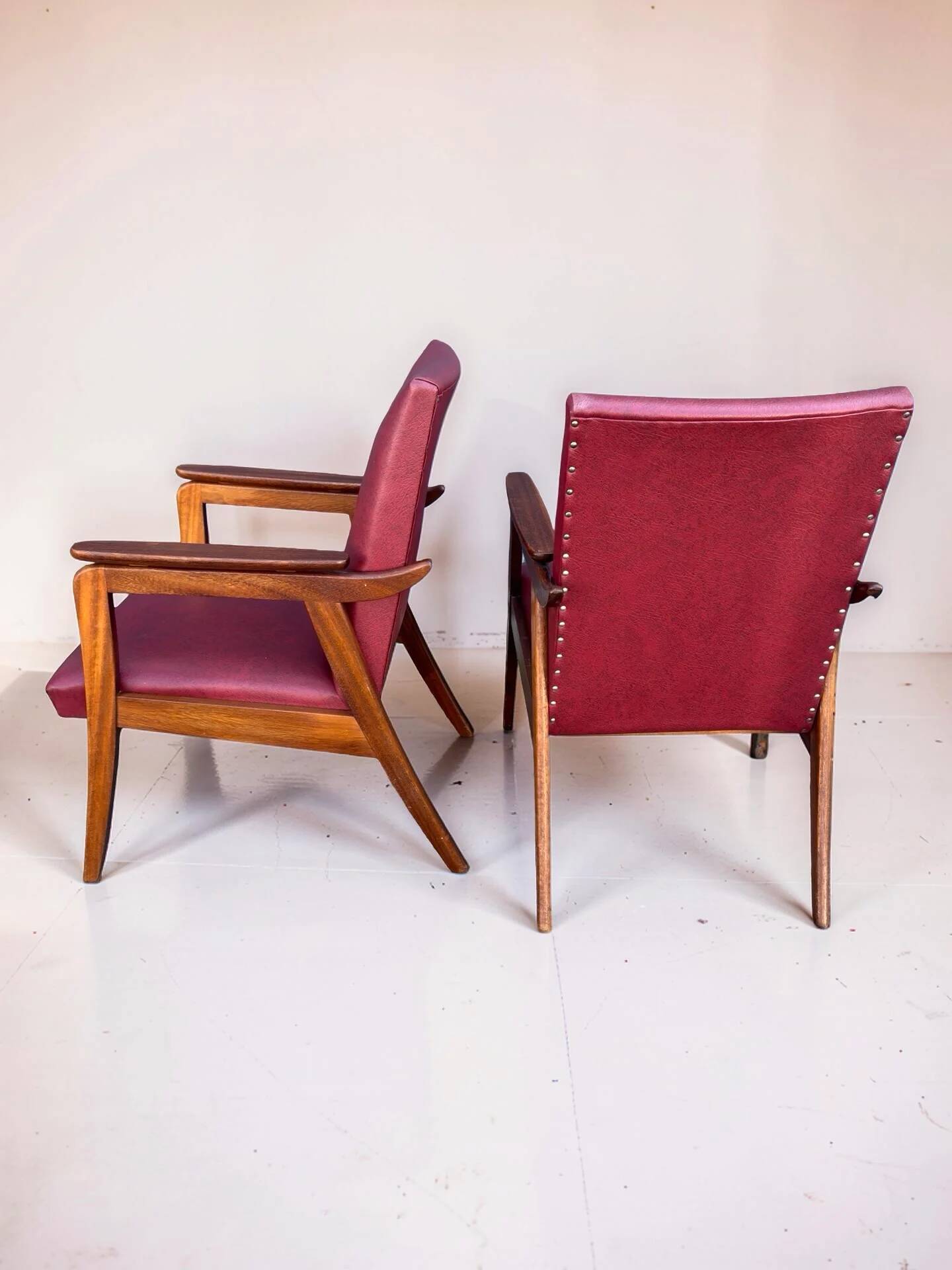 Vintage design armchair set – red skai and teak (1960s)