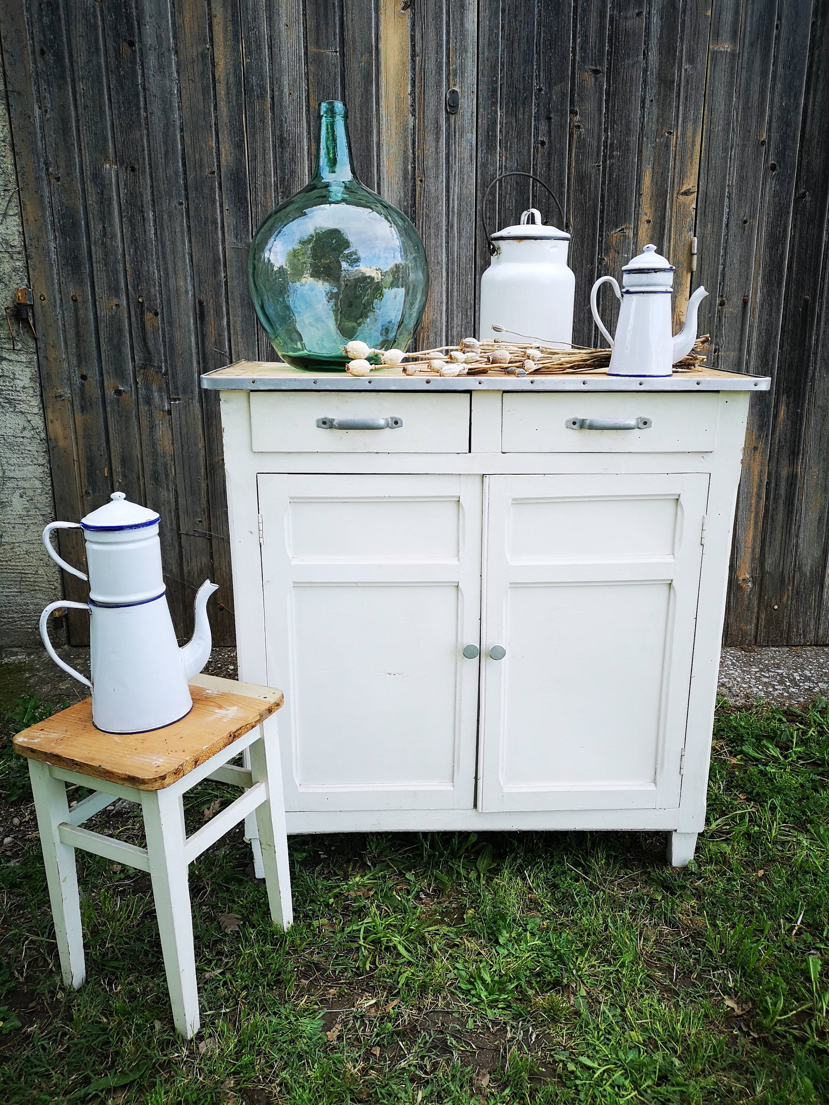 White parisian buffet