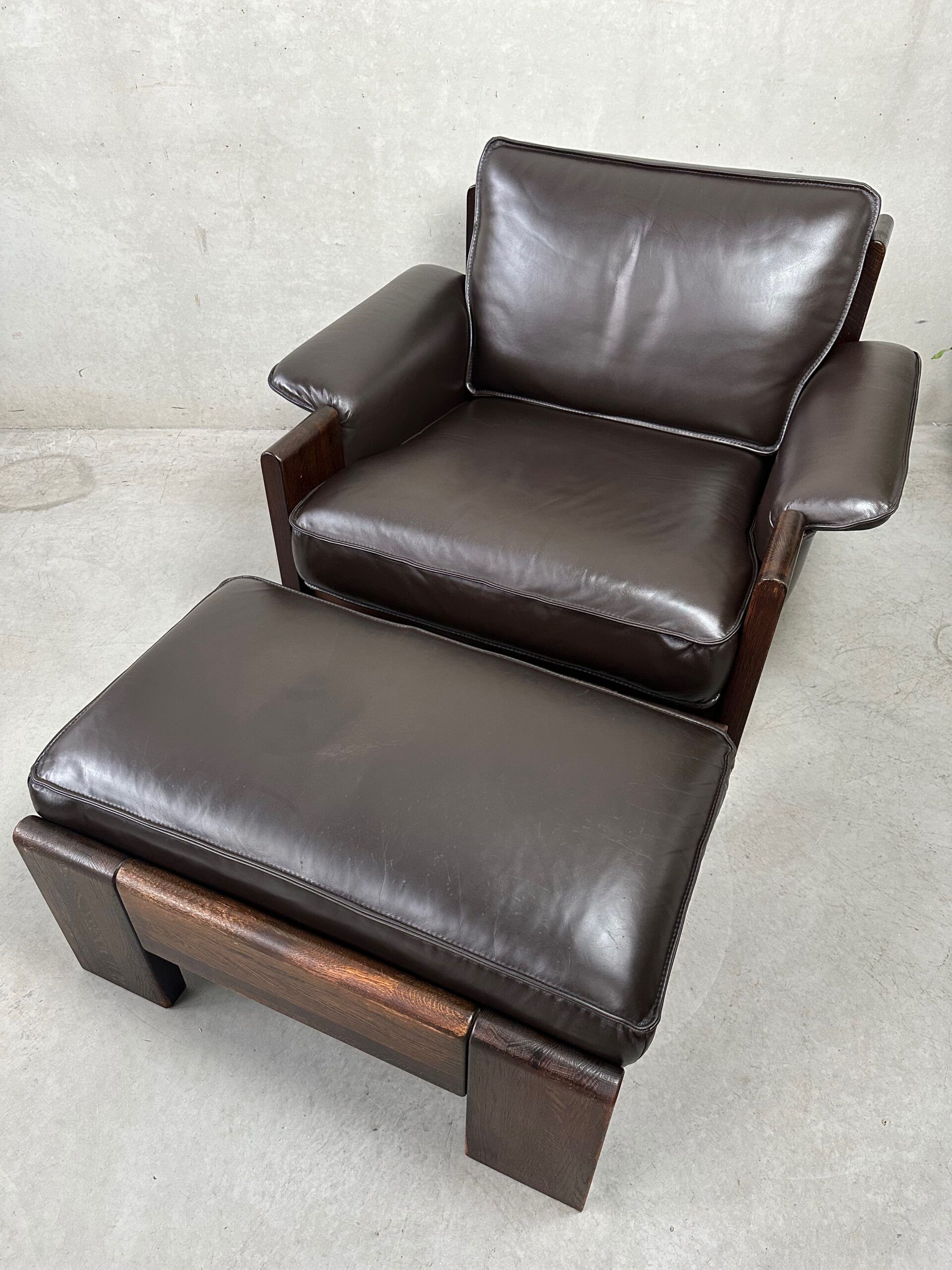 Vintage Leolux brown leather/oak lounge chair and ottoman by Harry de Groot – 1970