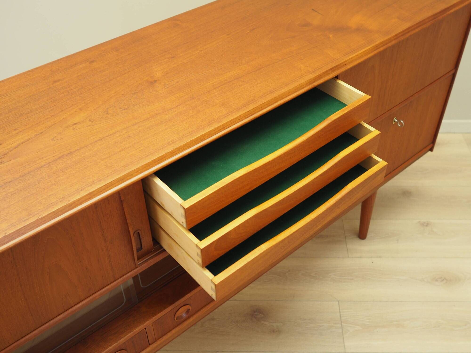 Buffet haut en teck, design danois, années 1970, production : Danemark
