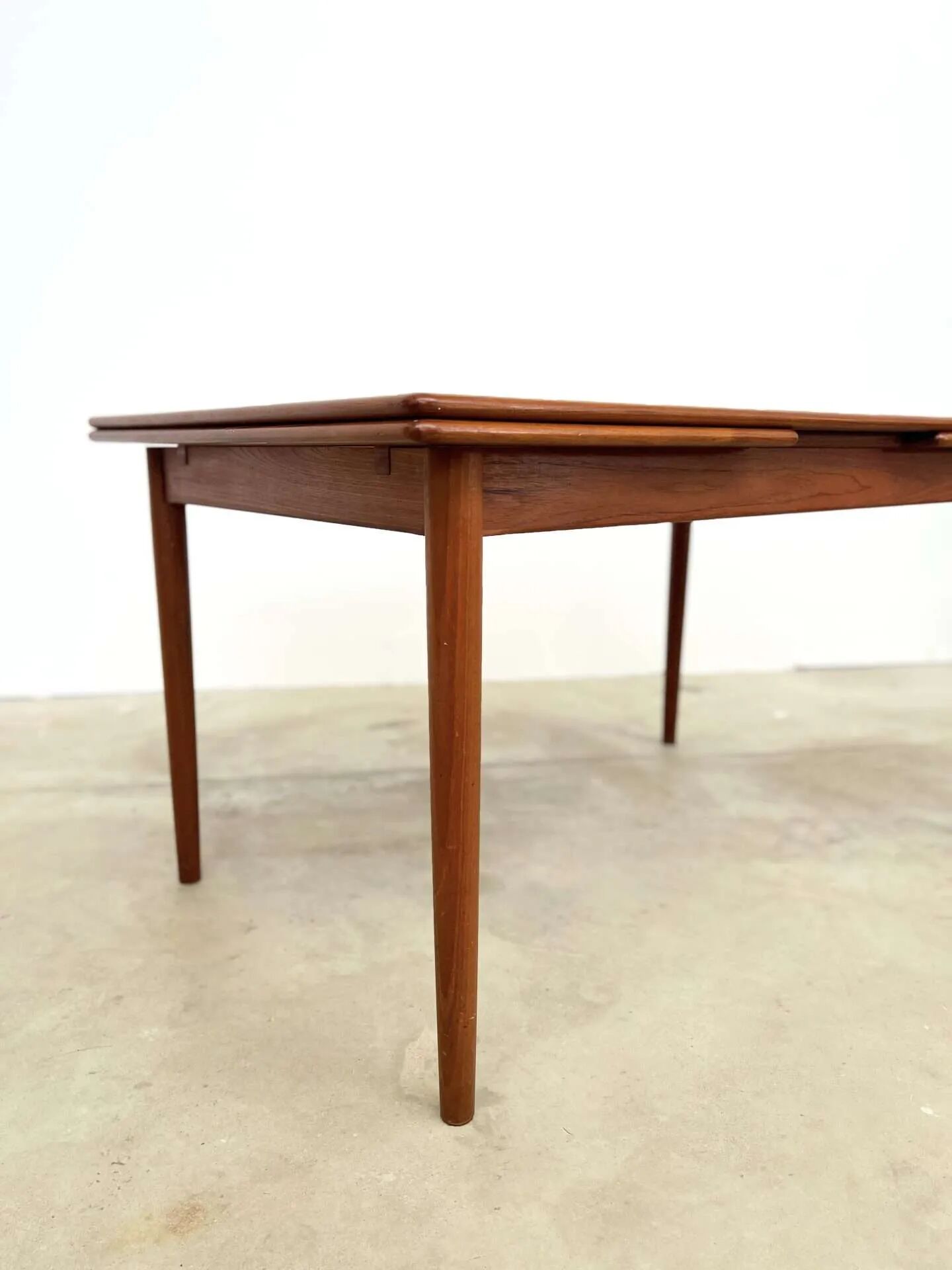 Table à manger teck rallonges intégrées — scandinave