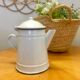 Cafetière en tôle émaillée blanc et marine