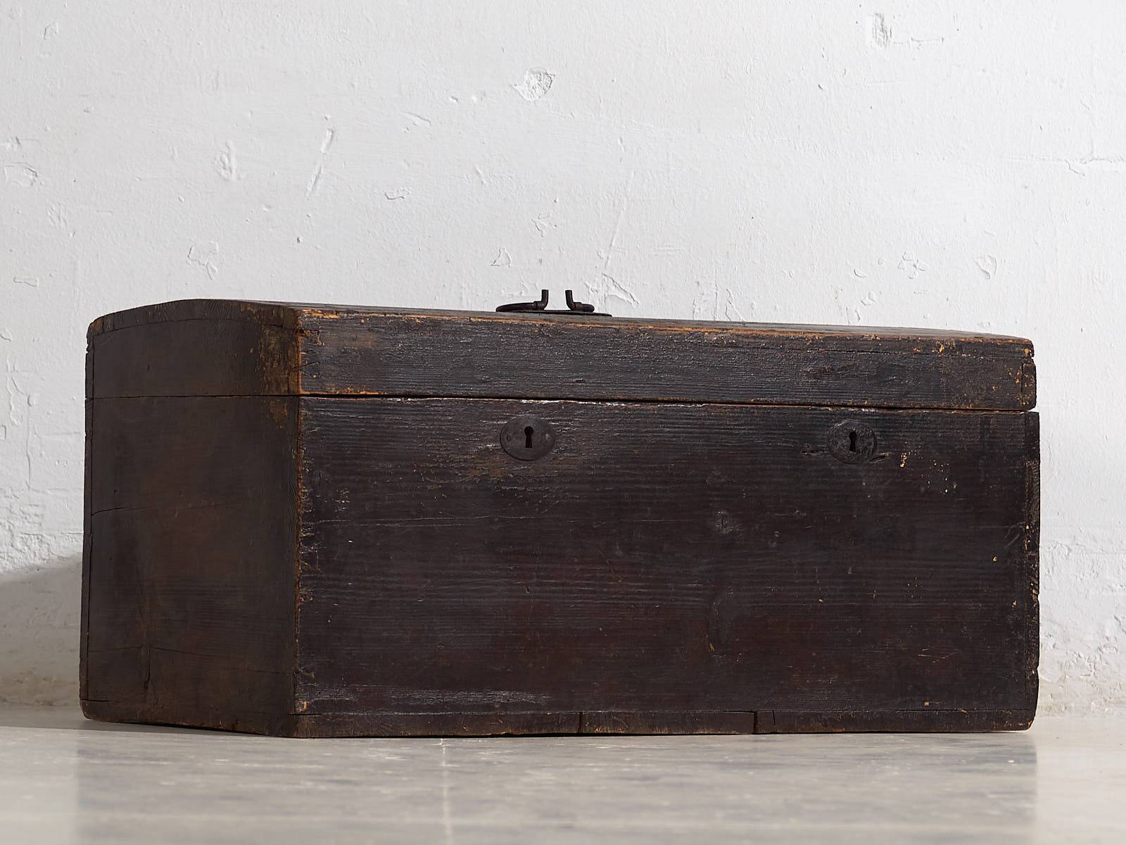 Antique chest with dark patina (c.1920) #10