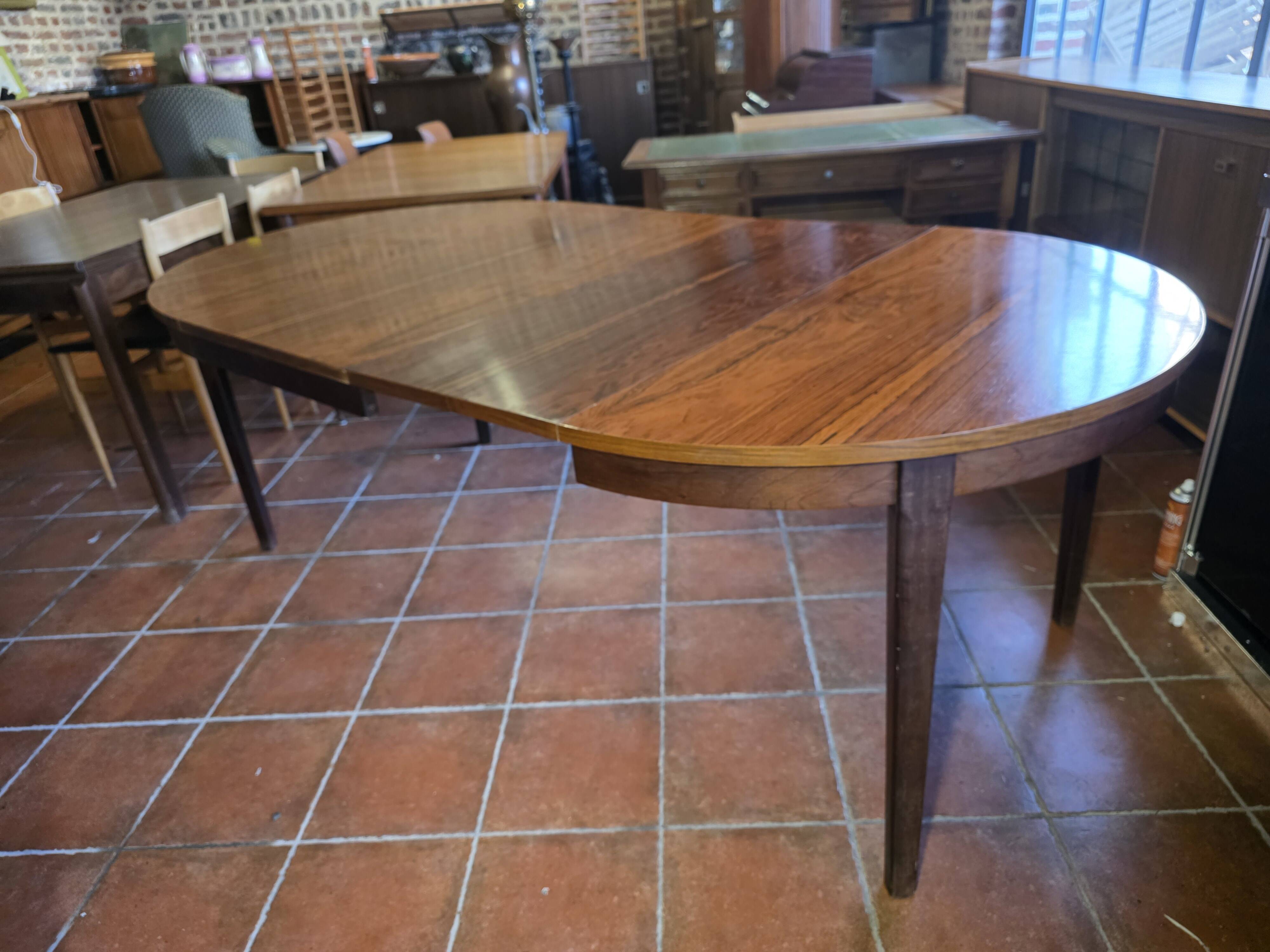 Scandinavian extendable table in rosewood from the 1960s, with 2 extensions.