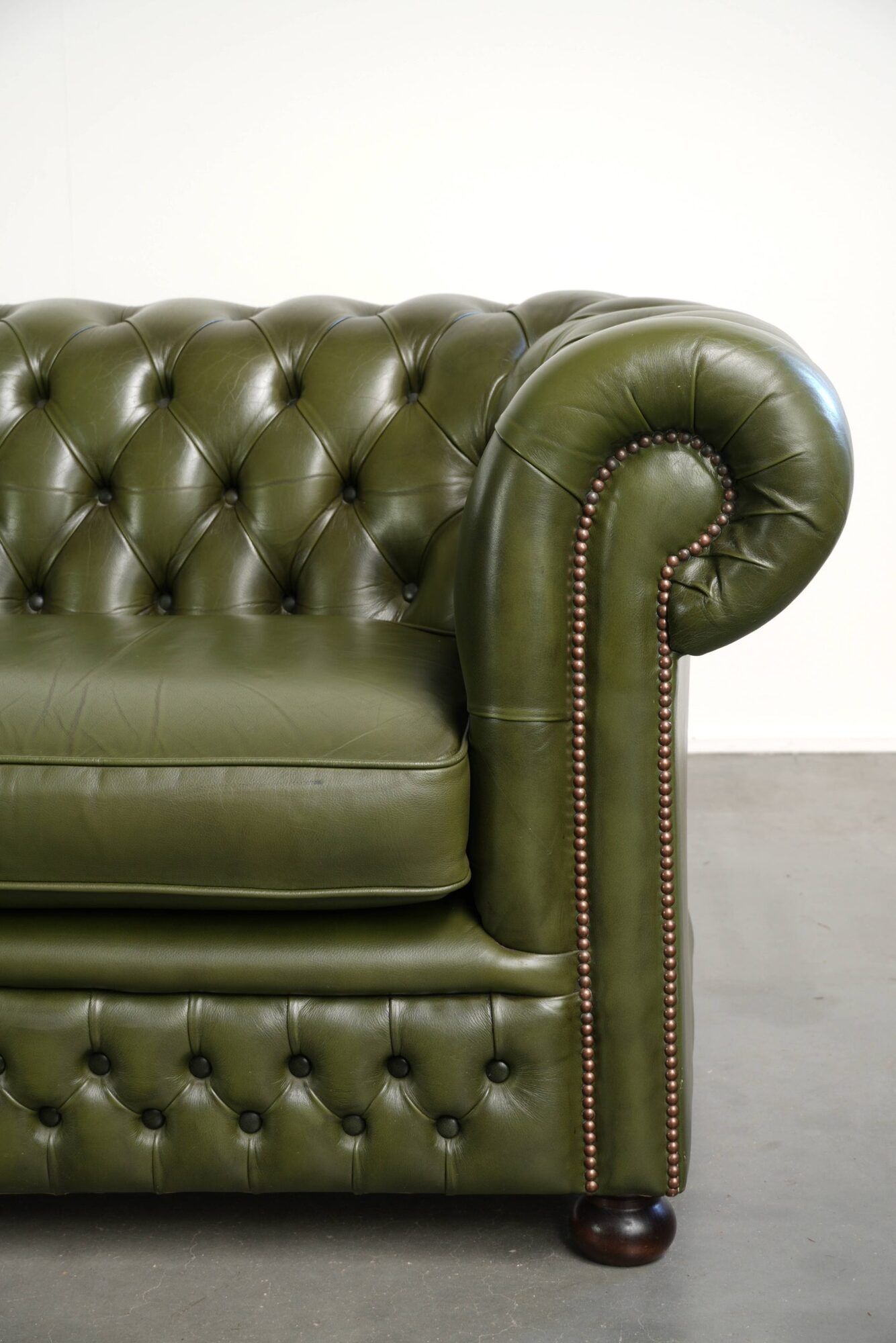 Green cow leather 2.5-seater Chesterfield sofa in English style