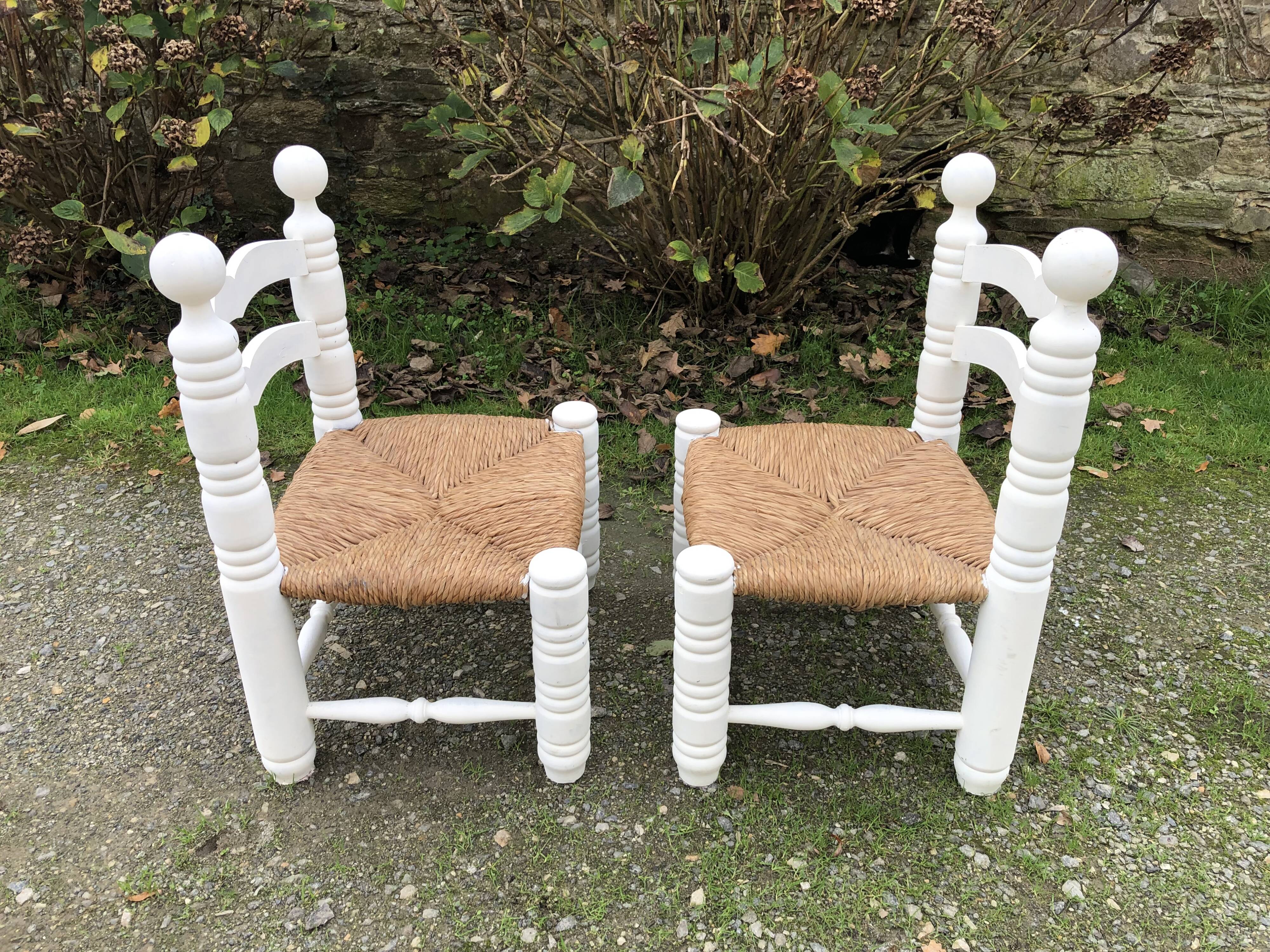 Duo de chaises vintage paillées par Charles Dudouyt.