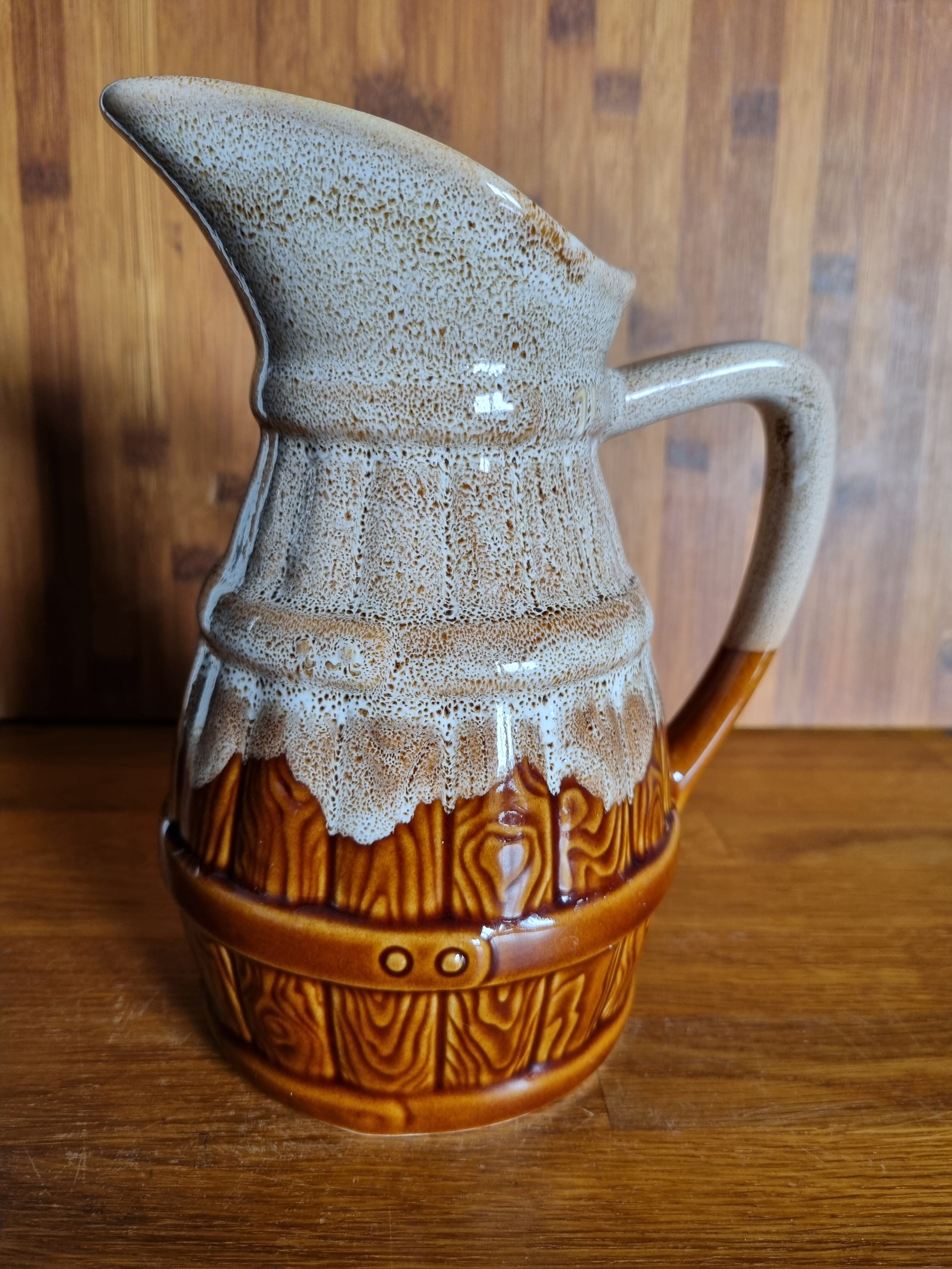 Pitcher vintage revol form barrel 1 l beige caramel