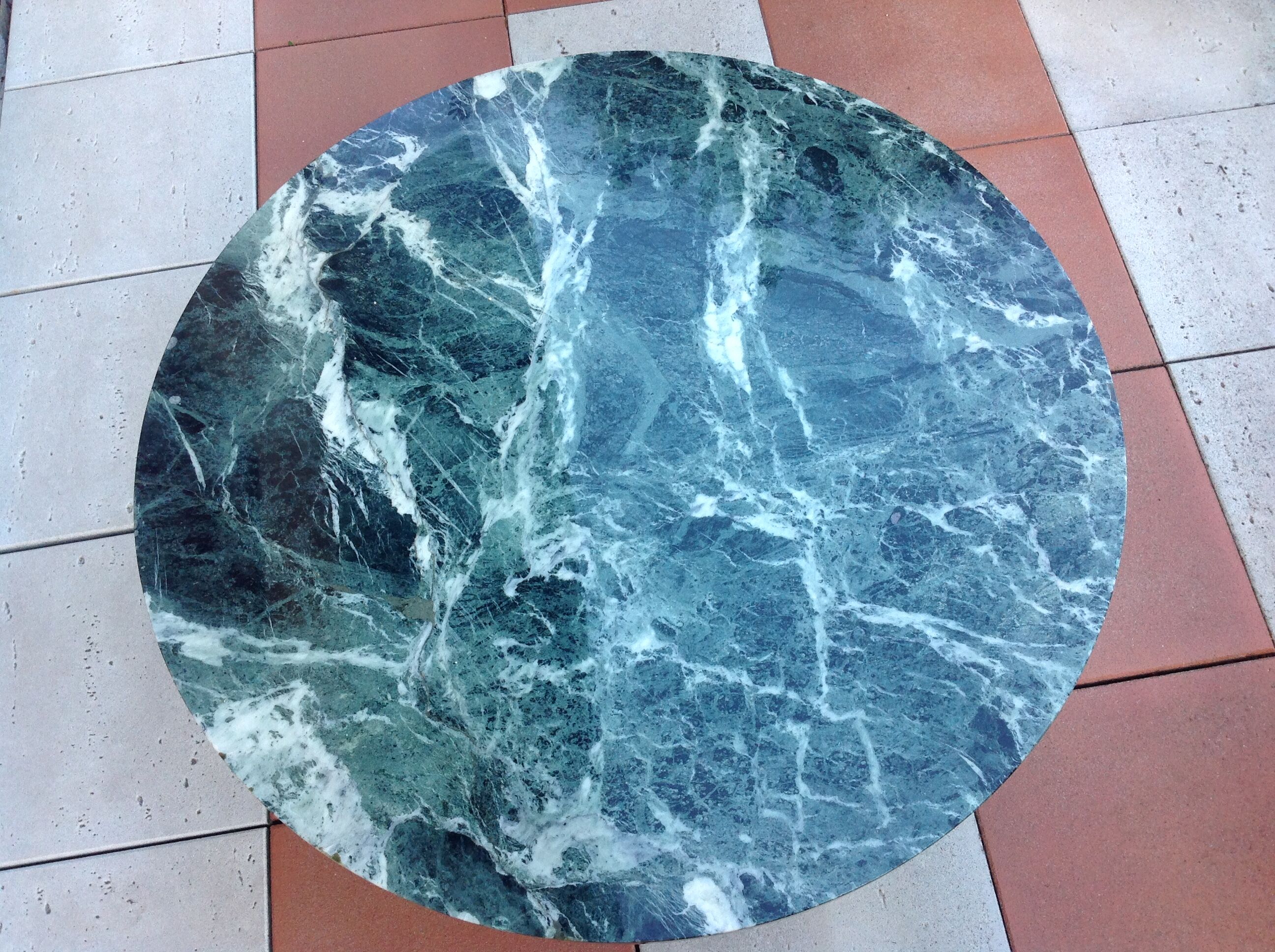 Round coffee table in green marble and chrome / vintage base 60s-70s