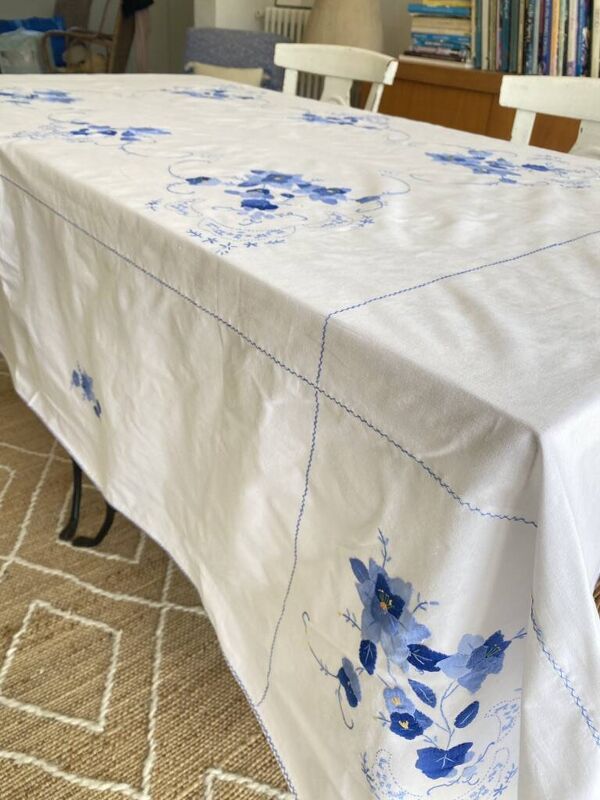 Grande nappe ancienne brodée main - 12 couverts - 170x210 cm - coton