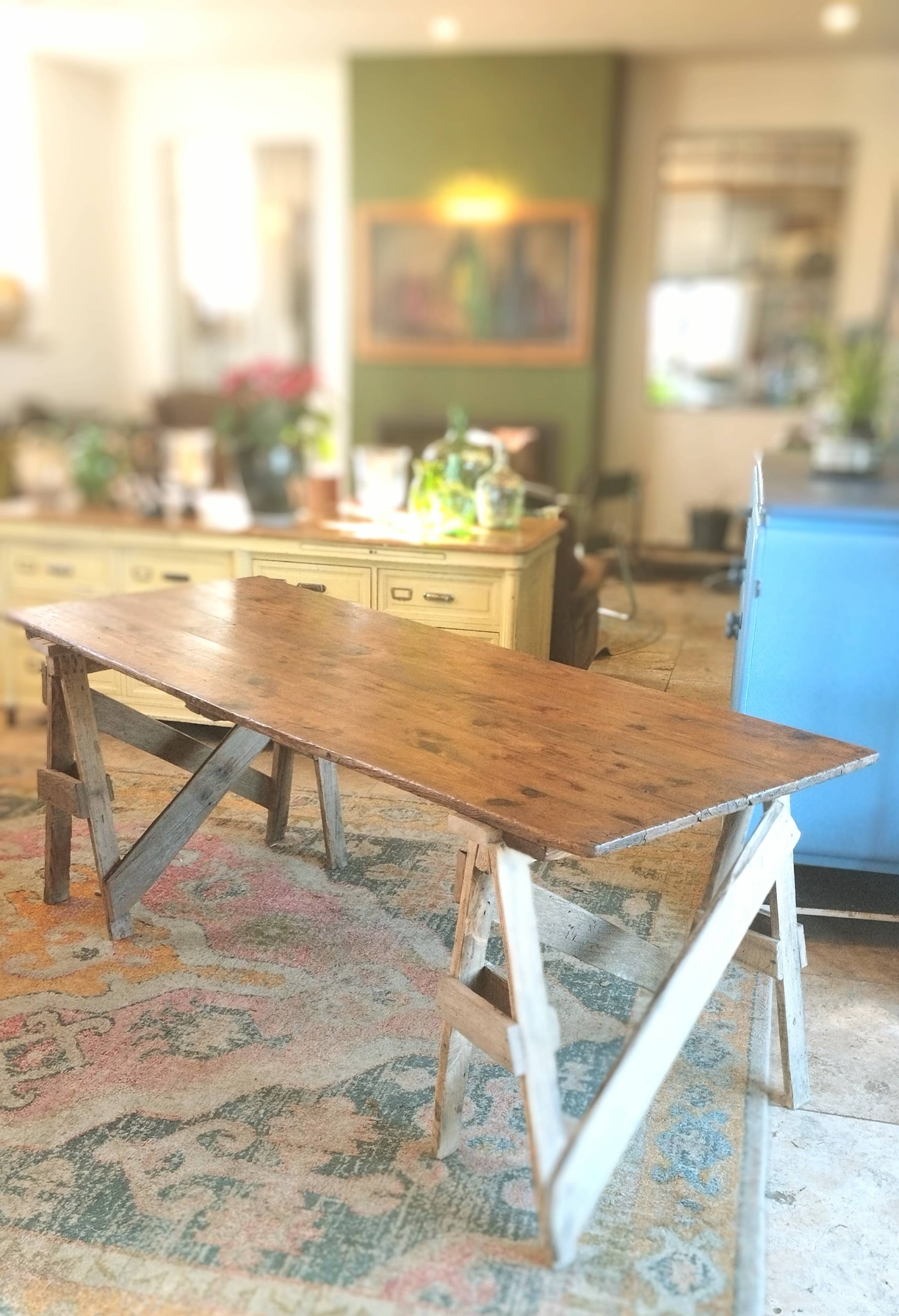 Table de ferme rustique patinée sur de lourds tréteaux