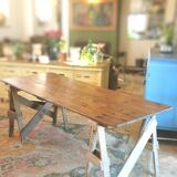 Table de ferme rustique patinée sur de lourds tréteaux