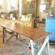 Table de ferme rustique patinée sur de lourds tréteaux