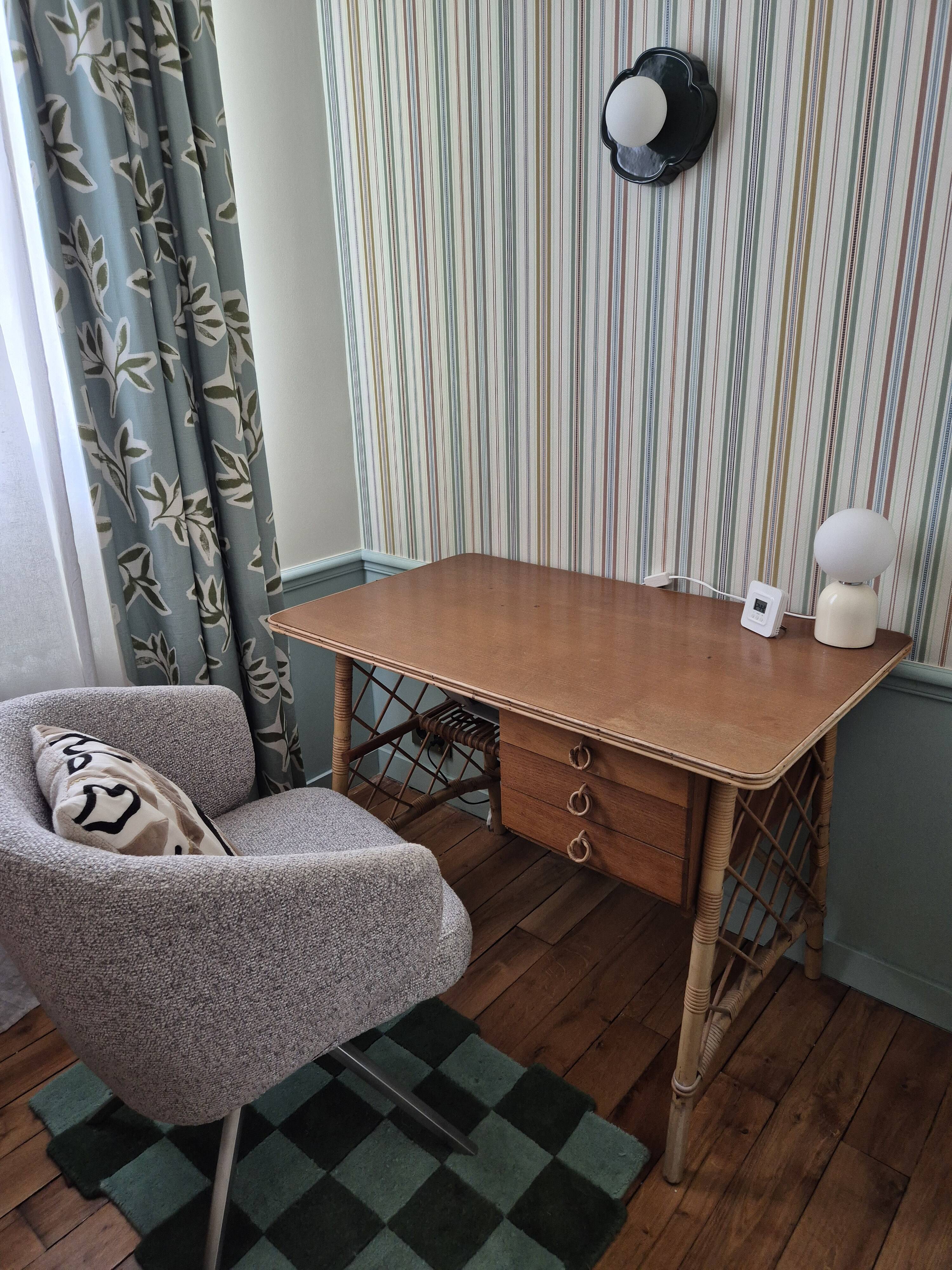 Bureau ancien en rotin