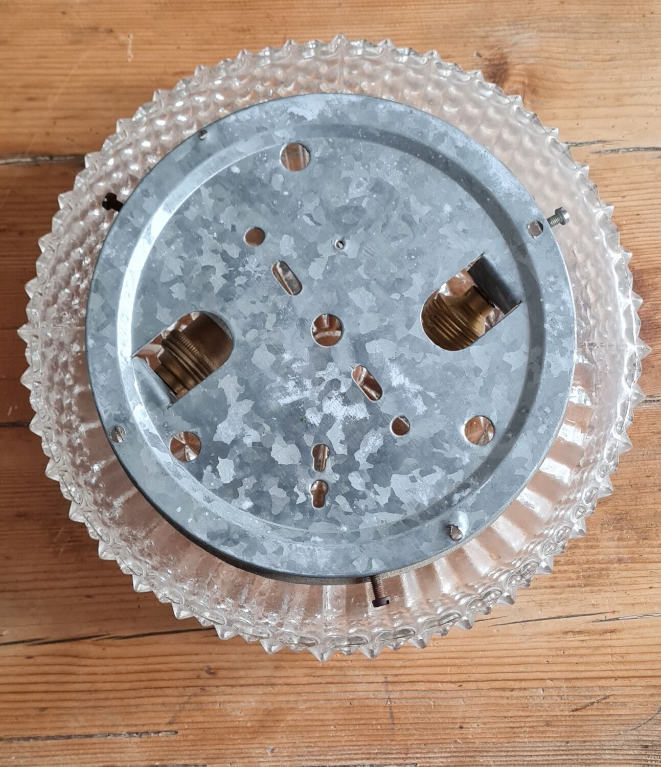 Plafonnier en verre ciselé