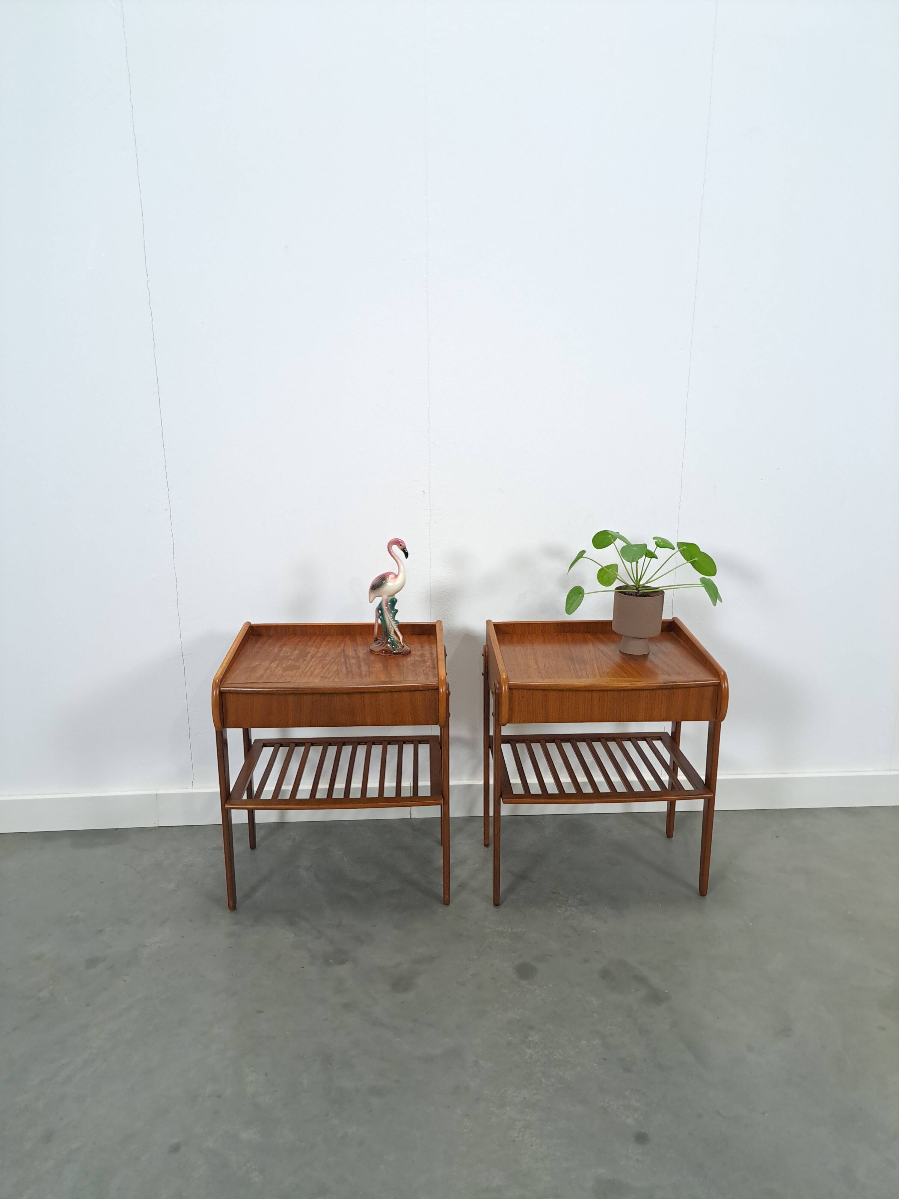 Teak fineer nachtkastjes set met lade uit Zweden