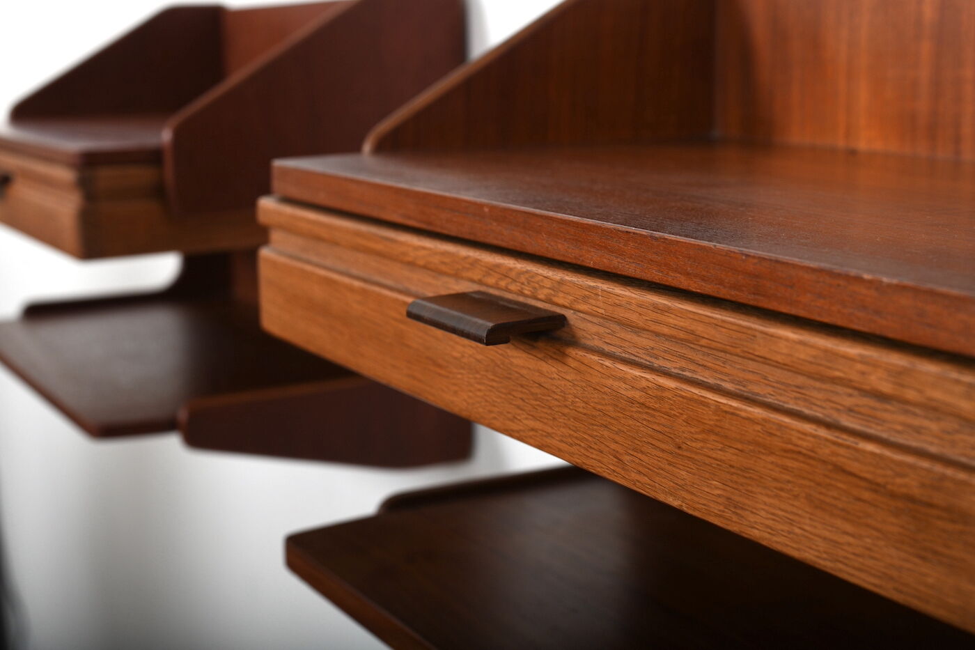 Paire de tables de nuit flottantes danoises des années 1950 en chêne et teck