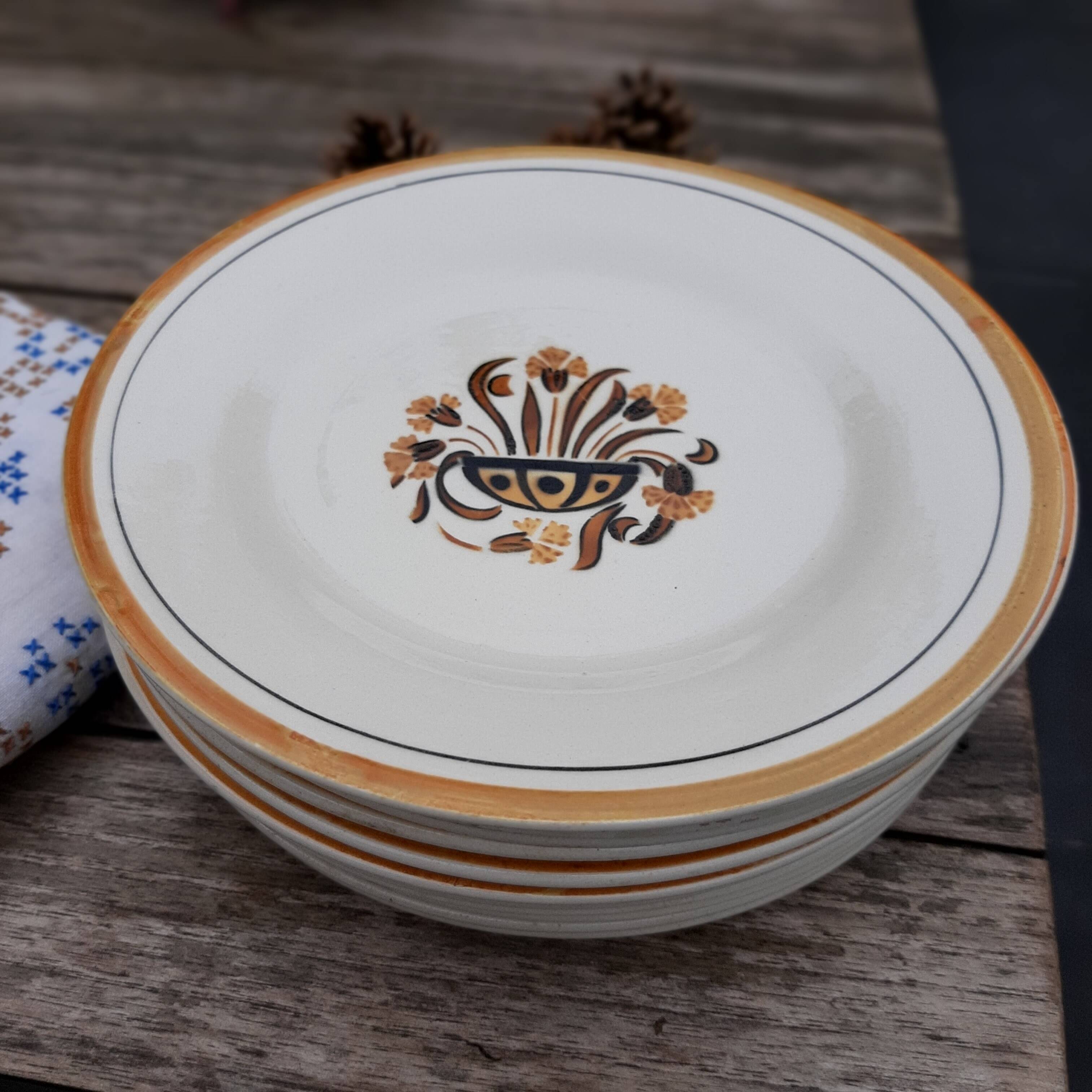 Assiettes à dessert Œillet Creil et Montereau