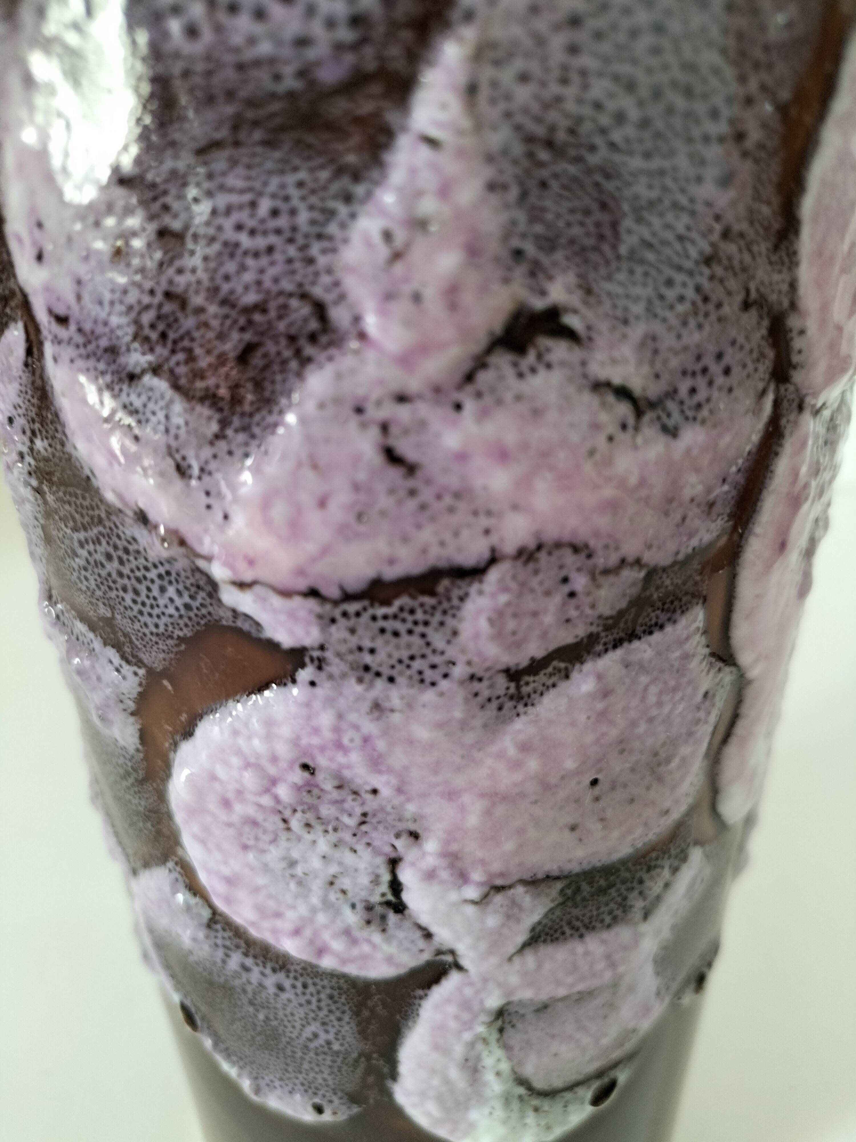 Vase vintage à glaçure volcanique mauve – pièce décorative 60–70’s