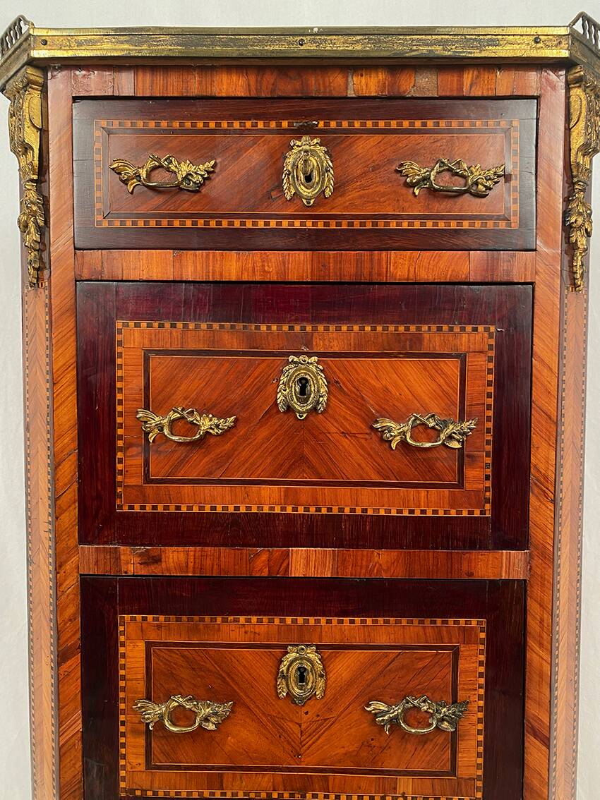 Elégant chiffonnier de style Louis XVI fin XIXe