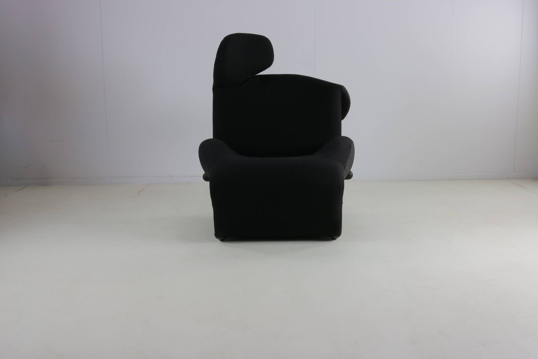 Eighties design easy chair / chaise-longue by Toshiyuki Kita for Cassina