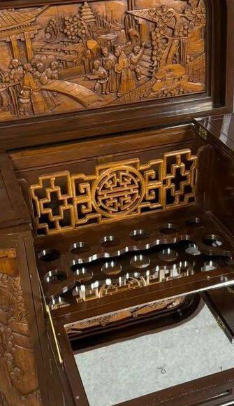 Meuble bar chinois sculpté en bois – XXe siècle