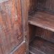 Armoire ancienne en bois avec poignées céramique