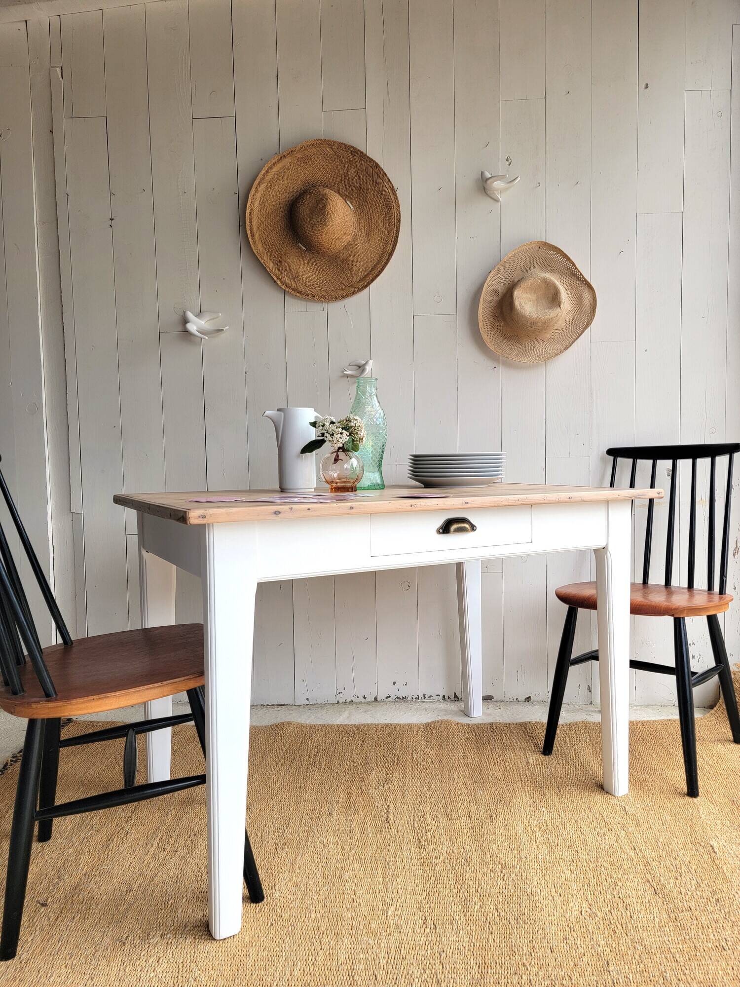 Rectangular wooden dining table - 4/6 people