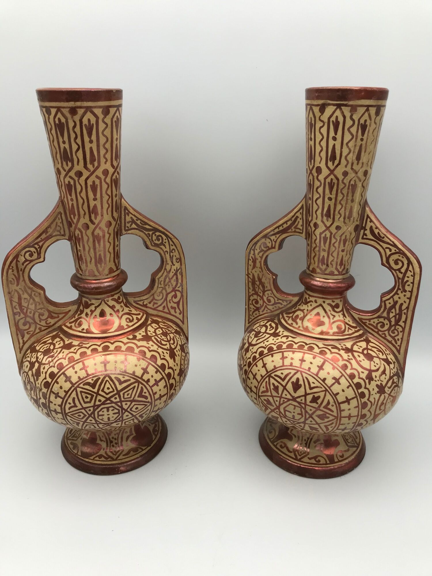 Pair of vases in faïence hispano mauresque decoration arabasques irise reflections metal